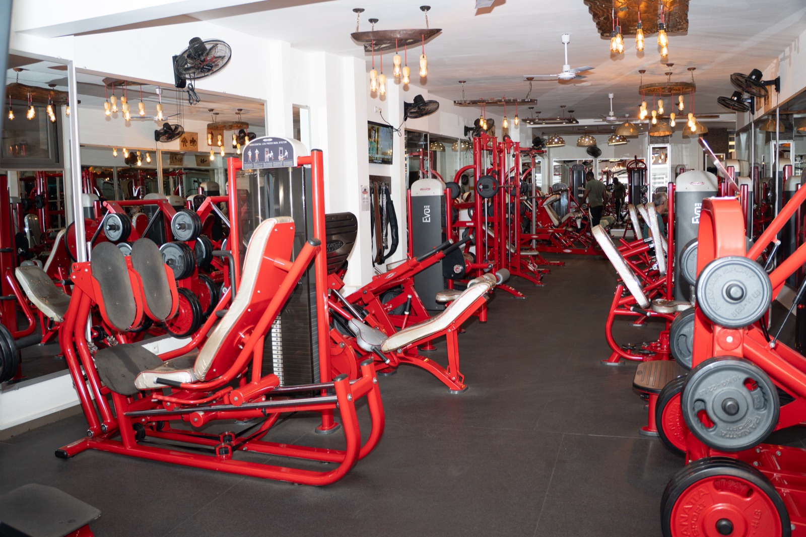Membre en séance de musculation lourde chez BZAIH Sport Club, Rue Mohamed V à Dakar