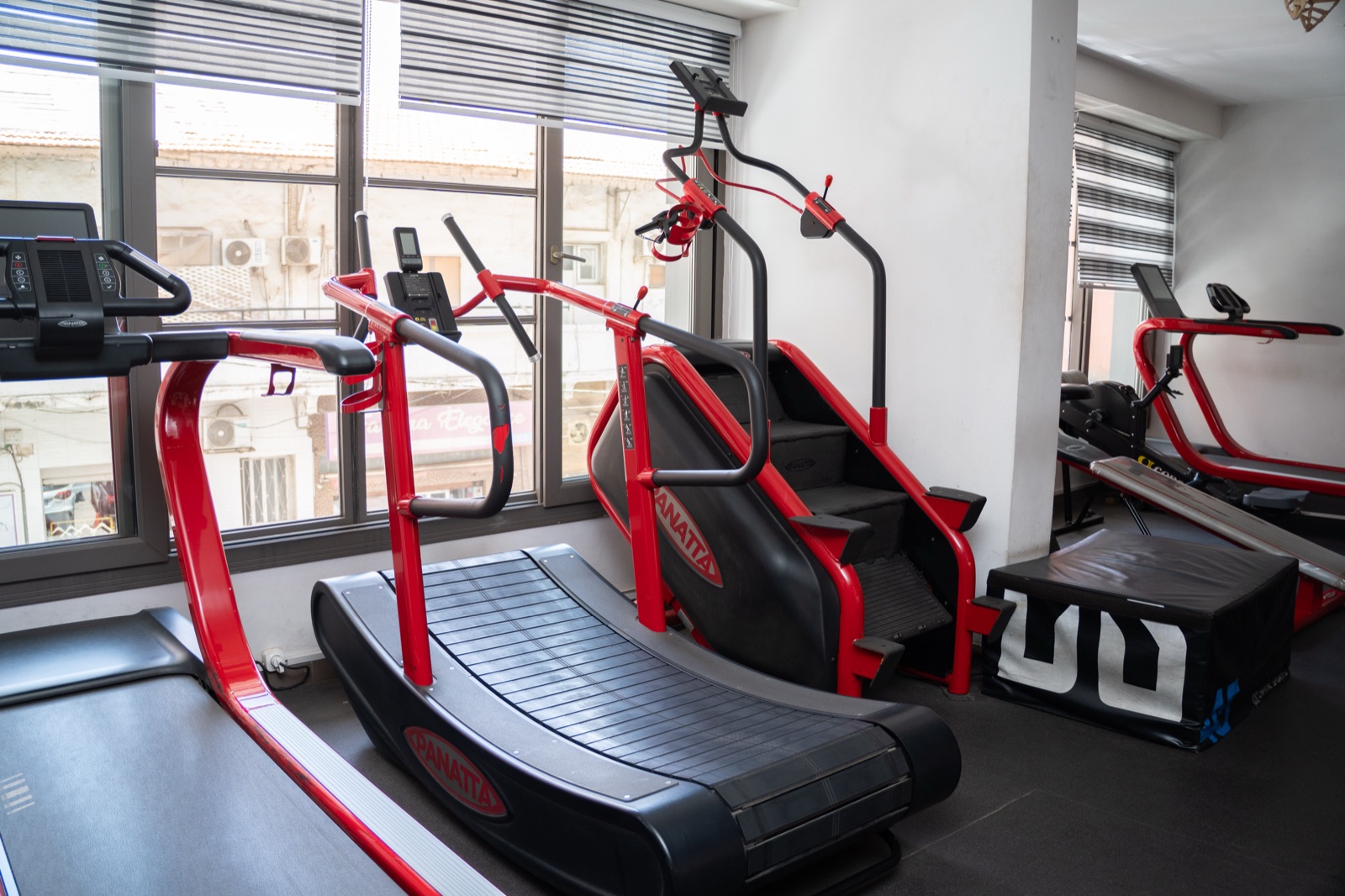 Ambiance d’entraînement à BZAIH Sport Club, salle de musculation de Dakar